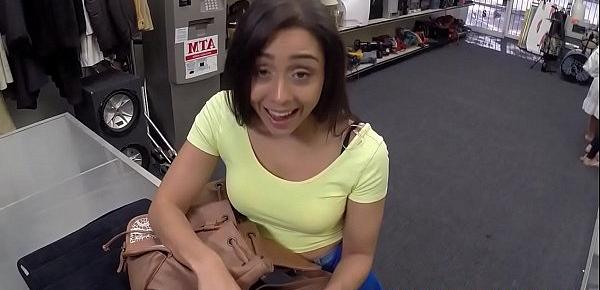  Pawnshop amateur shows off booty for deal